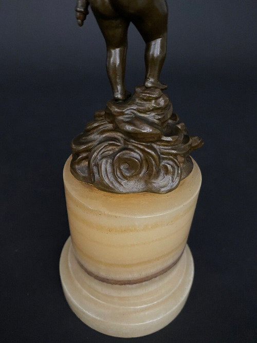 Bronzestatuette des Amors aus dem 19. Jahrhundert auf Onyxsockel