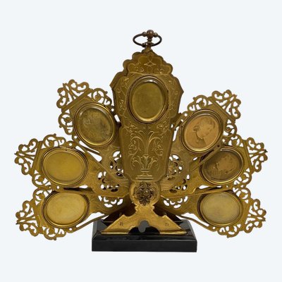 Porte Photo Représentant Un écran De Cheminée en forme d’éventail époque Napoléon III