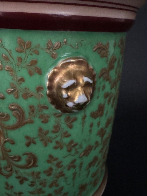 Cache-pot époque Louis-Philippe décor romantique XIXe fond vert