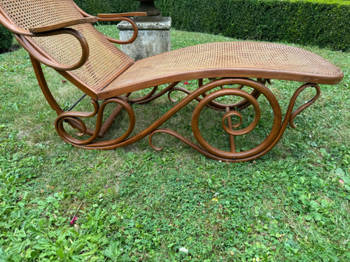 1900 FOLDING LOUNGE CHAIR MODEL ATTRIBUTED TO THONET
