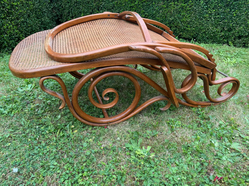 1900 FOLDING LOUNGE CHAIR MODEL ATTRIBUTED TO THONET