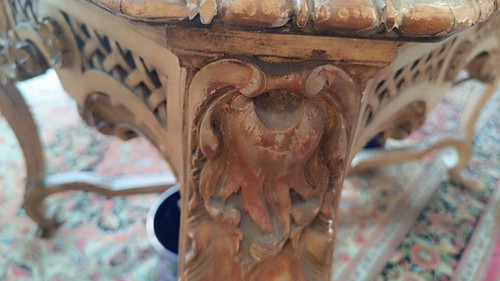 Un noioso tavolo da centro in legno dorato della fine del XIX secolo 