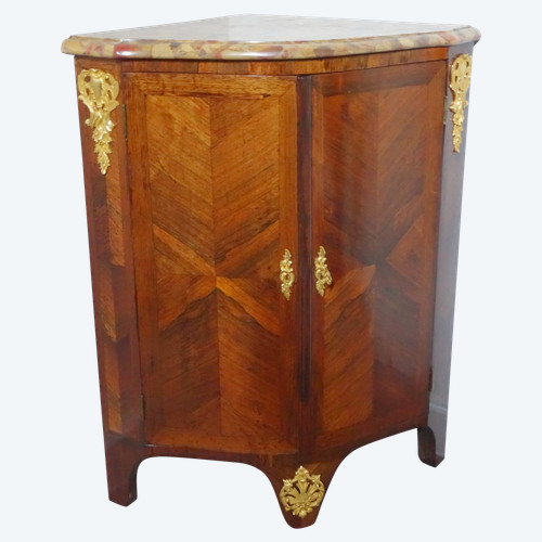 Encoignure d'époque Louis XV en bois de violette, marbre Brèche d'Alep et bronze doré