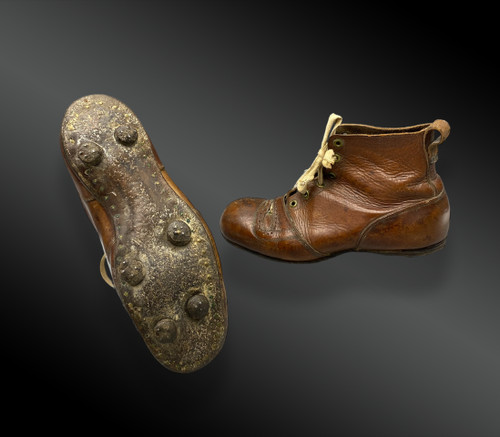 Paire de chaussures en cuir à crampons pour adulte (football). Circa 1920