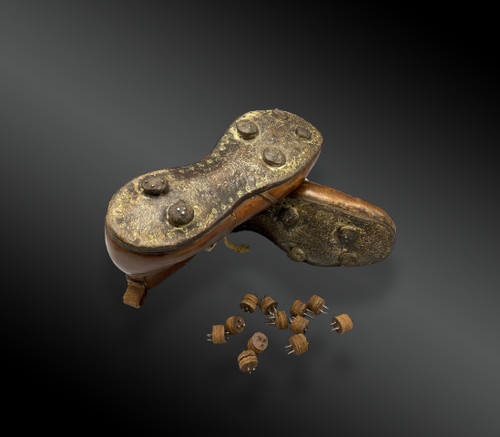Paire de chaussures en cuir à crampons pour adulte (football). Circa 1920