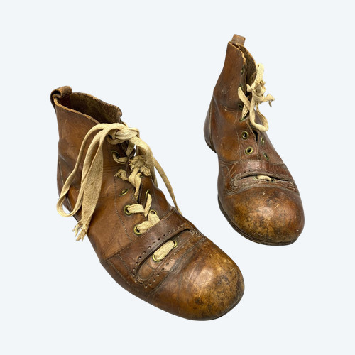 Paire de chaussures en cuir à crampons pour adulte (football). Circa 1920
