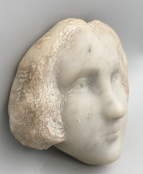Head of a young girl in marble in the style of the Haute Époque 20th century sculpture