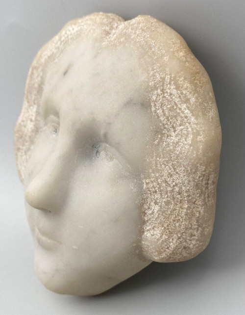 Head of a young girl in marble in the style of the Haute Époque 20th century sculpture