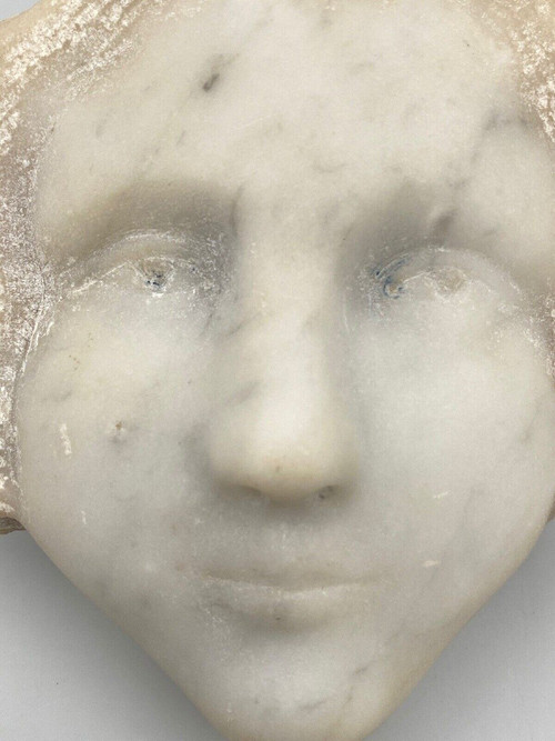 Head of a young girl in marble in the style of the Haute Époque 20th century sculpture