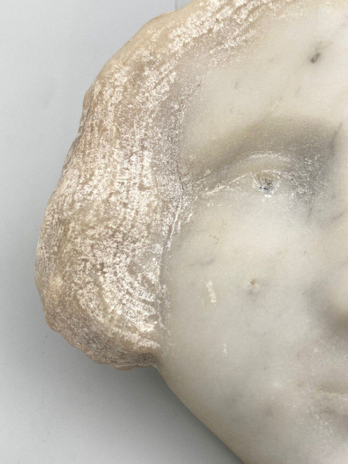 Head of a young girl in marble in the style of the Haute Époque 20th century sculpture