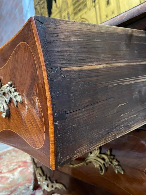 Kommode mit Intarsien im Louis-XV-Stil