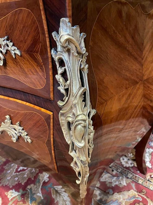 Kommode mit Intarsien im Louis-XV-Stil