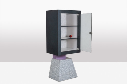 Memphis. Coppia di vetrine in legno laccato. Circa 1980. LS48071403