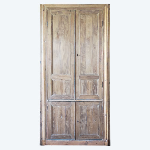Deux doubles portes de placard ancienne en bois noble avec leur cadre façade boiserie