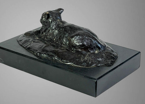 BRONZE ANCIEN REPRESENTANT UN CHAT COUCHÉ SIGNÉ AVEC LES MONOGRAMES " M P "