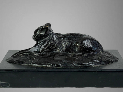 BRONZE ANCIEN REPRESENTANT UN CHAT COUCHÉ SIGNÉ AVEC LES MONOGRAMES " M P "