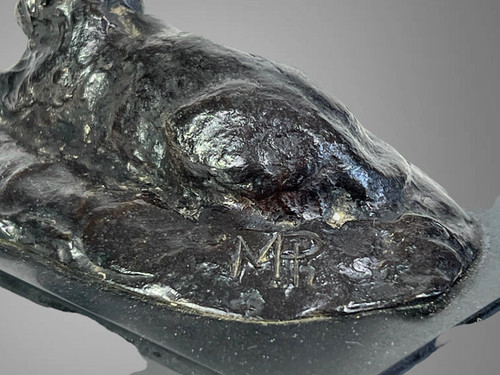 BRONZE ANCIEN REPRESENTANT UN CHAT COUCHÉ SIGNÉ AVEC LES MONOGRAMES " M P "