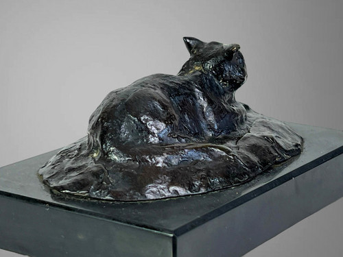 BRONZE ANCIEN REPRESENTANT UN CHAT COUCHÉ SIGNÉ AVEC LES MONOGRAMES " M P "