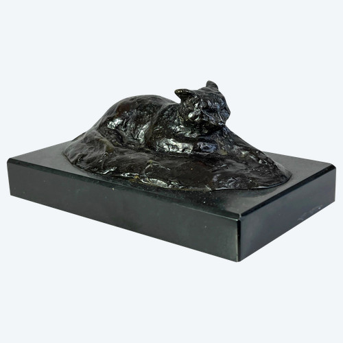BRONZE ANCIEN REPRESENTANT UN CHAT COUCHÉ SIGNÉ AVEC LES MONOGRAMES " M P "