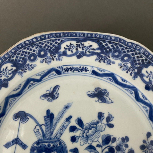 Assiette bleue de Chine XIXe décor de papillons