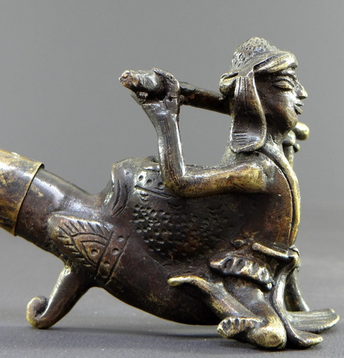 Burma, 1920s/1930s, Pipe En Bronze Et Laiton Ornée d'Un Nat.