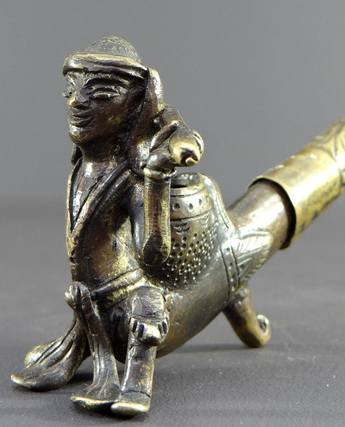 Burma, 1920s/1930s, Pipe En Bronze Et Laiton Ornée d'Un Nat.