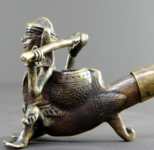 Burma, 1920s/1930s, Pipe En Bronze Et Laiton Ornée d'Un Nat.
