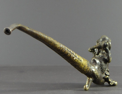 Burma, 1920s/1930s, Pipe En Bronze Et Laiton Ornée d'Un Nat.