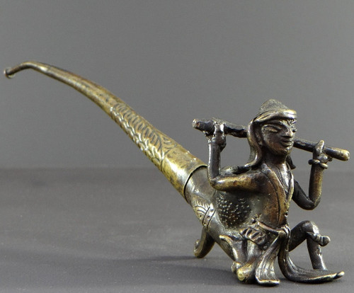 Burma, 1920s/1930s, Pipe En Bronze Et Laiton Ornée d'Un Nat.