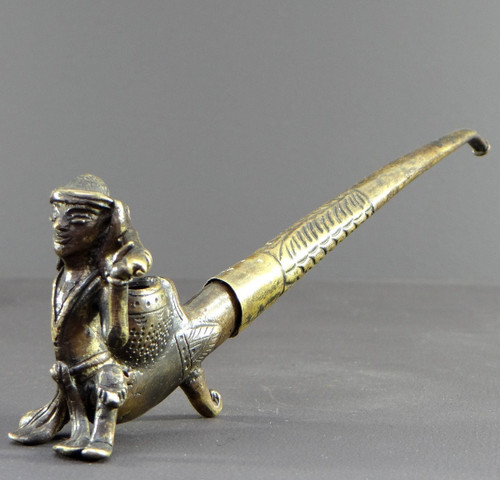 Burma, 1920s/1930s, Pipe En Bronze Et Laiton Ornée d'Un Nat.
