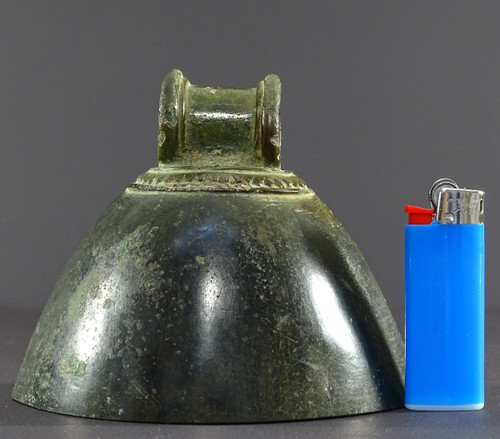 Indonésie, Période Majapahit, Circa XVème Siècle, Cloche En Bronze Au Décor Géométrique.