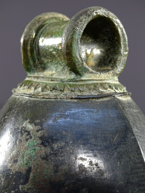 Indonésie, Période Majapahit, Circa XVème Siècle, Cloche En Bronze Au Décor Géométrique.