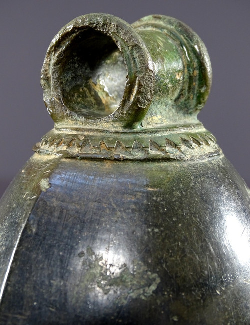 Indonésie, Période Majapahit, Circa XVème Siècle, Cloche En Bronze Au Décor Géométrique.