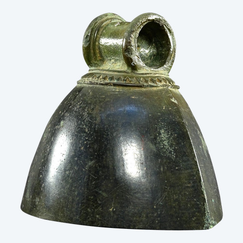 Indonésie, Période Majapahit, Circa XVème Siècle, Cloche En Bronze Au Décor Géométrique.