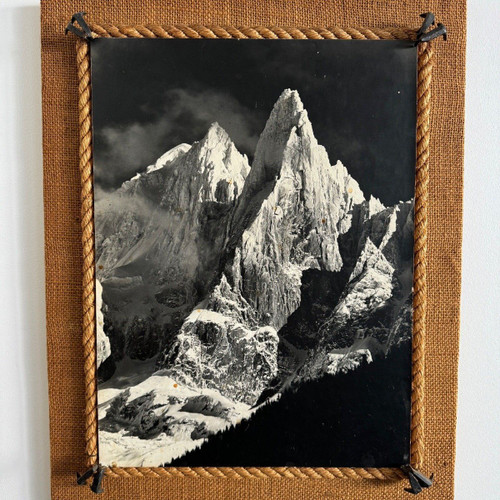 Schwarz-weiße Bergfotografie Rahmen umrahmt von Seilen Mitte 20.