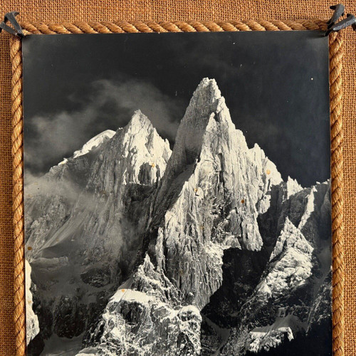 Schwarz-weiße Bergfotografie Rahmen umrahmt von Seilen Mitte 20.