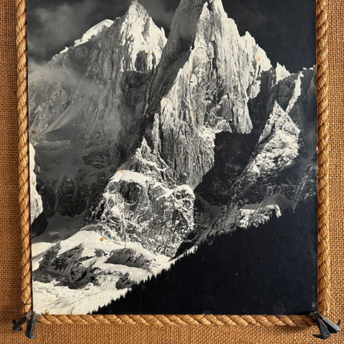 Schwarz-weiße Bergfotografie Rahmen umrahmt von Seilen Mitte 20.