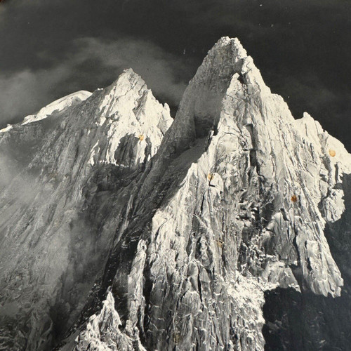 Schwarz-weiße Bergfotografie Rahmen umrahmt von Seilen Mitte 20.