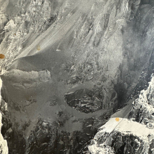 Schwarz-weiße Bergfotografie Rahmen umrahmt von Seilen Mitte 20.