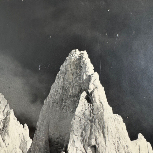 Schwarz-weiße Bergfotografie Rahmen umrahmt von Seilen Mitte 20.