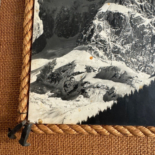 Schwarz-weiße Bergfotografie Rahmen umrahmt von Seilen Mitte 20.