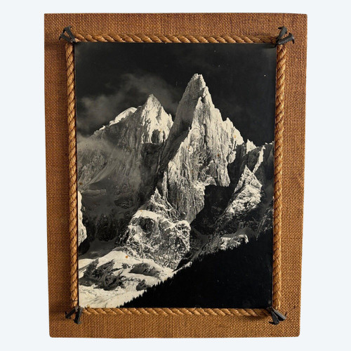 Schwarz-weiße Bergfotografie Rahmen umrahmt von Seilen Mitte 20.