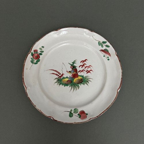 Plate in 18th century Islettes earthenware with Chinese décor