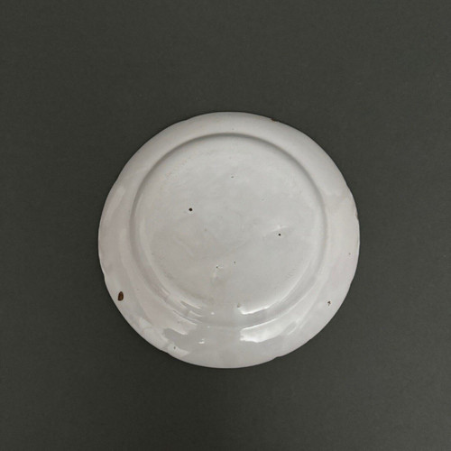 Plate in 18th century Islettes earthenware with Chinese décor