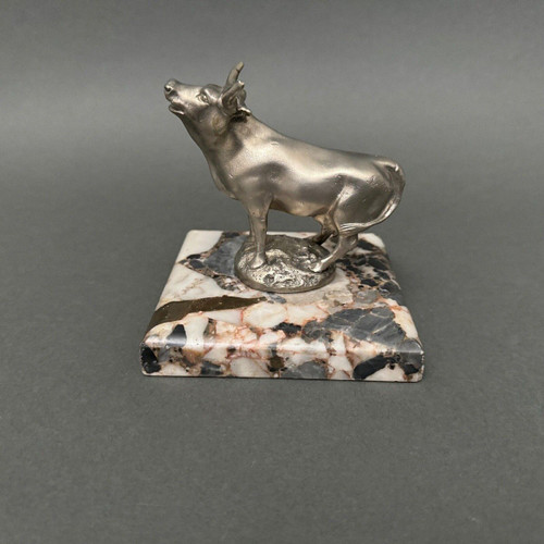 Mascotte représentant une vache en bronze argenté réalisée par H. Payen