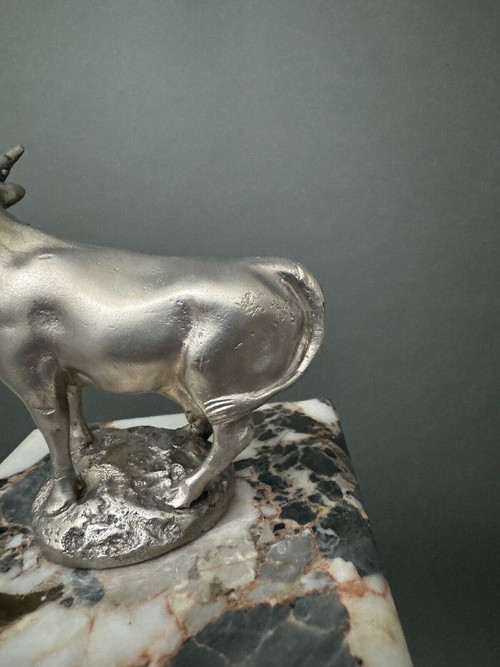 Mascotte représentant une vache en bronze argenté réalisée par H. Payen