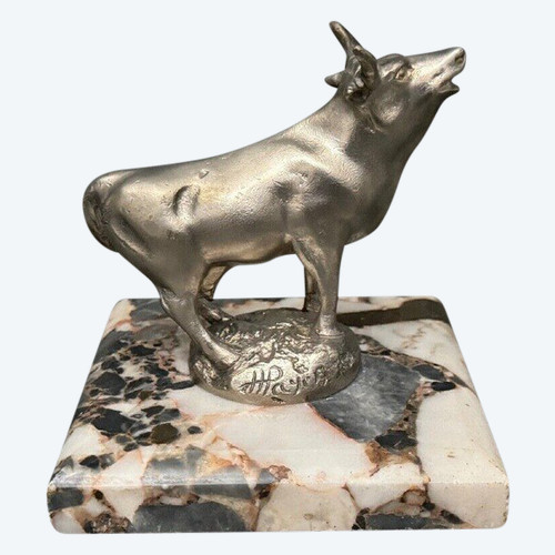 Mascotte représentant une vache en bronze argenté réalisée par H. Payen