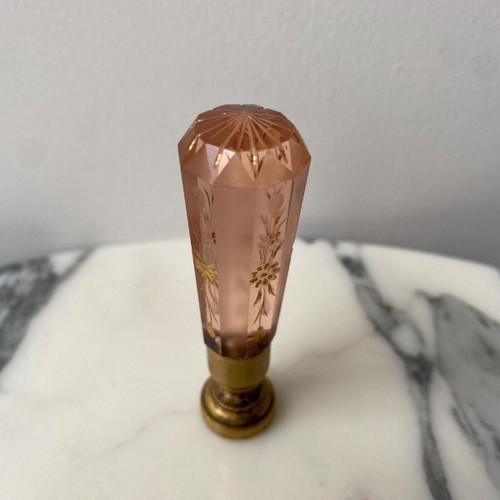 Rare cachet en cristal à pan coupé rehaussé de gravures dorées fin XIXe