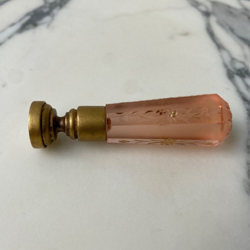 Rare cachet en cristal à pan coupé rehaussé de gravures dorées fin XIXe
