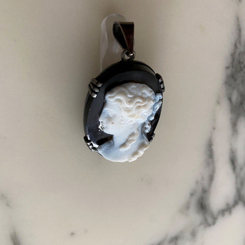 Raro cammeo di profilo di donna in stile antico su fondo nero